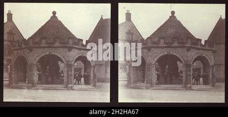 Somerton Market Cross, Market place, Somerton, South Somerset, Somerset,1913. Vue stéréoscopique montrant un groupe d'écoliers posé pour la caméra sur Somerton Market Cross. Banque D'Images
