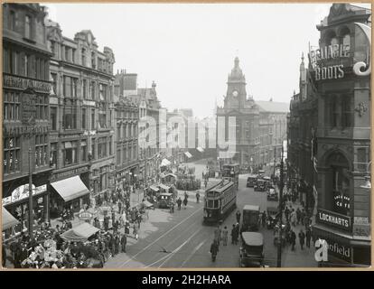 Bigg Market, Newcastle-upon-Tyne, 1925-1930.Vue en hauteur vers l'est le long du marché Bigg, avec des piétons, tramways et voitures dans la rue ci-dessous Banque D'Images