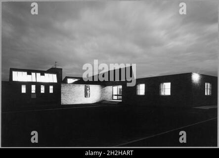 École primaire catholique St. Bede, Hampshire place, Sunderland, 1968-1975.Général, vue extérieure de la zone d'entrée de l'école primaire catholique St. Bede, Washington, Sunderland, prise la nuit, montrant les intérieurs éclairés et un bas suspendu relief de St. Bede.Une légende manuscrite au verso de l'image indique « C.C.S.331A. »On ne sait pas à qui, ou à quoi, cela se rapporte, mais il s'agit peut-être d'un autre photographe et de son propre code de référence d'image. Banque D'Images