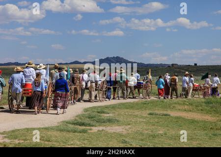 Un groupe de jeunes adolescents et de dirigeants réadoptent une randonnée en charrette de Mormon Pioneer dans les plaines du Wyoming. Banque D'Images