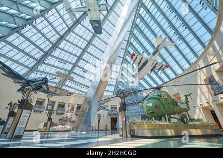 L'atrium central, autour de cylés, avec des avions et un hélicoptère du Vietnam.Au Musée national du Marine corps Heritage Centre en Virginie. Banque D'Images