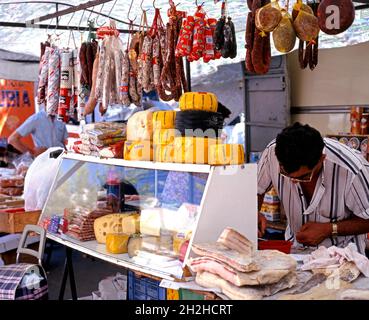 Marché de la viande et du fromage cuits, Albox, Espagne. Banque D'Images