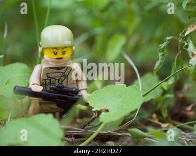 Chernihiv, Ukraine, 13 juillet 2021.Une figure d'une fille soldat avec un fusil parmi les plantes.Rédactionnel. Banque D'Images