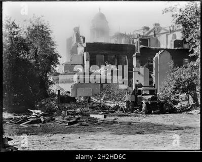 Whitehall Gardens, Whitehall, City of Westminster, Greater London Authority, fin des années 1930.Vue sur les vestiges des jardins de Whitehall vus pendant la démolition avec une coupole visible en arrière-plan sur le bâtiment du Bureau de la guerre.Les maisons de ville géorgiennes de Whitehall Gardens ont été démolies en 1938 pour faire place au bâtiment du Conseil du commerce et du Ministère de l'air, plus tard le Ministère de la défense.Cependant, en raison de la Seconde Guerre mondiale, la construction du nouveau bâtiment n'a commencé qu'après la guerre.Les restes montrés dans cette photographie peuvent être ceux de Malmesbury House. Banque D'Images