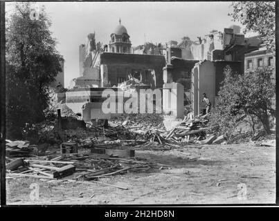 Whitehall Gardens, Whitehall, City of Westminster, Greater London Authority, fin des années 1930.Vue sur les vestiges des jardins de Whitehall vus pendant la démolition avec une coupole sur le bâtiment du Bureau de guerre visible dans le fond de l'arrière-plan.les maisons de ville géorgiennes des jardins de Whitehall ont été démolies en 1938 pour faire place au bâtiment du Ministère du Commerce et de l'Air, plus tard le Ministère de la Défense.Cependant, en raison de la Seconde Guerre mondiale, la construction du nouveau bâtiment n'a commencé qu'après la guerre.Les restes montrés dans cette photographie peuvent être ceux de Malmesbury House. Banque D'Images