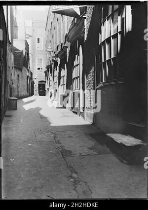 Goodwin's court, Covent Garden, City of Westminster, Greater London Authority, années 1930.Vue vers l'est sur les boutiques et les fenêtres en façade au rez-de-chaussée de Goodwin's court. Banque D'Images