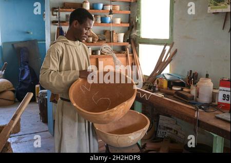 SÉNÉGAL, monastère bénédictin Keur Moussa, les moines travaillent en atelier pour construire la harpe africaine du pont de Kora, calabash de citrouille pour le corps sonore de l'instrument à cordes Banque D'Images