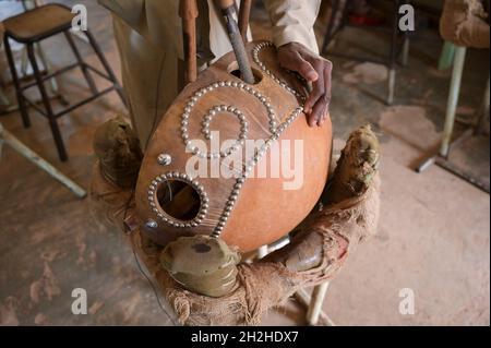 SÉNÉGAL, monastère bénédictin Keur Moussa, les moines travaillent en atelier pour construire la harpe africaine du pont de Kora, calabash de citrouille pour le corps sonore de l'instrument à cordes Banque D'Images