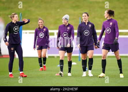 Ellen White (à gauche), Leah Williamson (au centre) et Jill Scott (à droite) pendant une séance d'entraînement à St George's Park, Burton Upon Trent.Date de la photo: Vendredi 22 octobre 2021. Banque D'Images