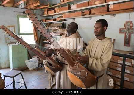 SÉNÉGAL, monastère bénédictin Keur Moussa, moines travaillent en atelier pour construire le pont africain de Kora harpe, en ajustant l'instrument traditionnel à cordes Banque D'Images