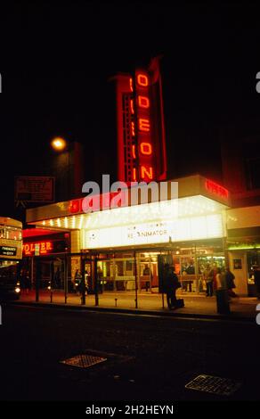 Odeon Cinema, New Street, Birmingham, 1985-1987.Une vue sur le cinéma Odeon la nuit du nord-ouest, montrant le panneau lumineux de la tour et le panneau d'affichage.Le dernier Théâtre Paramount, qui fait partie d'une petite chaîne de théâtres de luxe, a ouvert ses portes en 1937 dans la rue New.Le Théâtre Paramount a été repris par Odeon en 1942 et son nom a été changé par la suite.En 1965, le cinéma a été rénové.En 1988, après la prise de cette photo, le cinéma est fermé pour être divisé en six écrans.D'autres écrans ont été ajoutés en 1991 et 1998. Banque D'Images