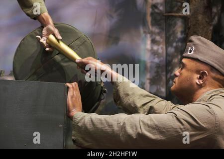 Des soldats noirs afro-américains chargent un char Sherman M4 pendant la Seconde Guerre mondiale.Au Musée national du Marine corps Heritage Centre en Virginie. Banque D'Images