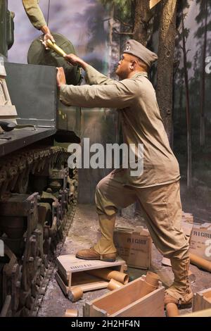 Des soldats noirs afro-américains chargent un char Sherman M4 pendant la Seconde Guerre mondiale.Au Musée national du Marine corps Heritage Centre en Virginie. Banque D'Images