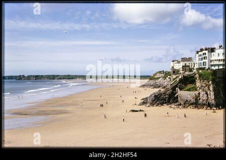 Castle Sands, Tenby, Pembrokeshire, pays de Galles, 1964.Vue sud-ouest sur Castle Sands, Iron Bar Sands et South Beach, avec des gens sur le sable à marée basse, vue depuis Castle Hill. Banque D'Images