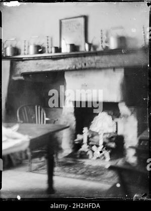 The White Horse, Shere Lane, Shere, Guildford, Surrey,1945. Une cheminée en inglenook avec des bouilloires en cuivre sur la cheminée dans le White Horse inn. Banque D'Images