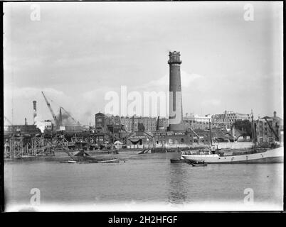 Tour de tir et Lead Works, Belvedere Road, Lambeth, Greater London Authority, 1936.Vue sur la Tamise vers la tour de tir de Lambeth Lead Works, montrant la démolition de l'ancien pont de Waterloo sur la gauche.La tour de tir du Lambeth Lead Works a été conçue par David Ridall Roper et a été construite en 1826 pour Thomas Maltby &amp; Co. Au moment de cette photographie, elle était exploitée par Walkers, Parker & amp;Co mais il a été démoli plus tard en 1962 pour faire place à la salle de la Reine Elizabeth.Le pont de Waterloo, qui est présenté pendant sa démolition, a été conçu par John Rennie et a ouvert ses portes Banque D'Images