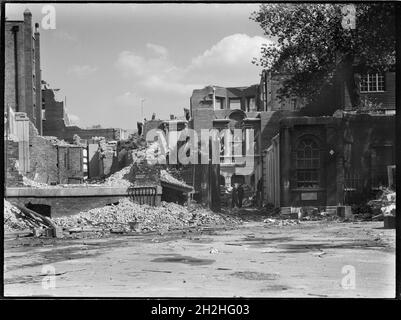 Pembroke House, Whitehall Gardens, Whitehall, City of Westminster, Greater London Authority,fin des années 1930.Vue sur les vestiges de Pembroke House au 7 Whitehall Gardens vus pendant la démolition.Les maisons de ville géorgiennes de Whitehall Gardens ont été démolies en 1938 pour faire place au bâtiment du Conseil du commerce et du Ministère de l'air, plus tard le Ministère de la défense.Cependant, en raison de la Seconde Guerre mondiale, la construction du nouveau bâtiment n'a commencé qu'après la guerre. Banque D'Images