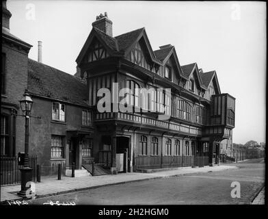 Tudor House, Bugle Street, Southampton, 1906.Une vue vers le nord de l'autre côté de l'avant est de la maison Tudor sur Bugle Street.La maison a été restaurée c1911 et a été présentée à la ville comme un musée. Banque D'Images