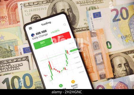 Application mobile de trading, devise, concept de marché boursier.Investissement en ligne sur smartphone Banque D'Images