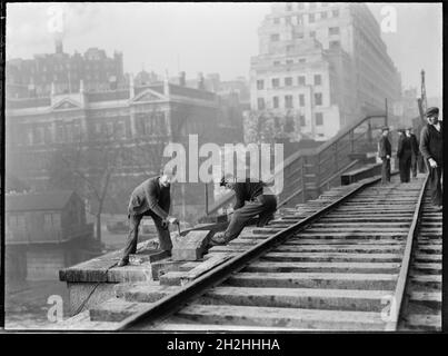 Démolition du pont Waterloo, ville de Westminster, Greater London Authority, 1936.Une vue d'hommes qui travaillent à la démolition de l'ancien pont de Waterloo avec des bâtiments sur le côté nord de la rivière en arrière-plan.Le pont Waterloo a été conçu par John Rennie et a ouvert ses portes en 1817.Il a été démoli dans les années 1930 avec un autre pont le remplaçant dans les années 1940. Banque D'Images