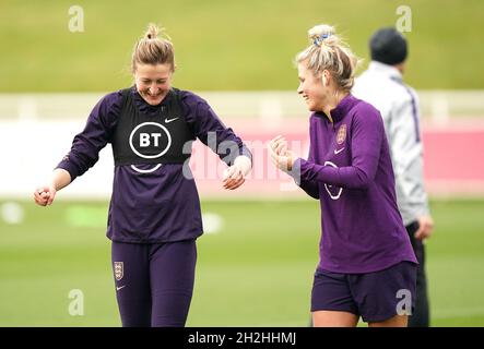 Ellen White (à gauche) et Rachel Daly, en Angleterre, lors d'une séance d'entraînement à St George's Park, Burton Upon Trent.Date de la photo: Vendredi 22 octobre 2021. Banque D'Images