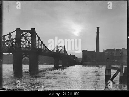 Lambeth Bridge, Westminster, Greater London Authority, 1920-1927.Vue sur l'ancien pont de Lambeth depuis l'est.Le premier pont de Lambeth était un pont suspendu qui a ouvert ses portes en 1862, mais des problèmes de sécurité et de structure ont entraîné la fermeture du pont à la circulation routière en 1910.Le pont a été démoli à la fin des années 1920 et a ensuite été remplacé en 1932. Banque D'Images