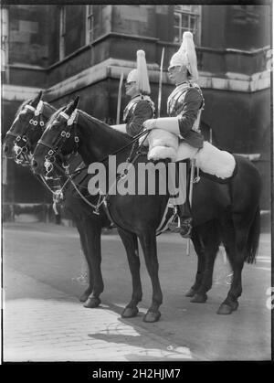 Horse Guards, Whitehall, Whitehall, City of Westminster, Greater London Authority,années 1930.Deux protège-vie montés sur les gardes à cheval. Banque D'Images