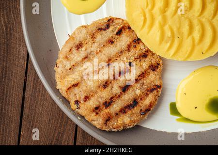 Portion de escalopes de poulet avec purée de pommes de terre Banque D'Images