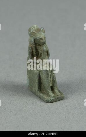 Amulet d'une déesse à tête de lion assise, détenant un Sistrum, peut-être Bastet, Égypte, troisième période intermédiaire, dynasties 22-25 (environ 945-664 BCE). Banque D'Images