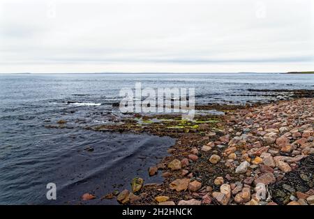 Paysage côtier rocheux près de John o 'Groats, Comté de Caithness, Écosse, Royaume-Uni, Europe - 18 juillet 2021 Banque D'Images