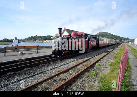 Train à vapeur du Ffestiniog & Welsh Highland Railway à Porthmadog Gwynedd, au pays de Galles, Royaume-Uni Banque D'Images