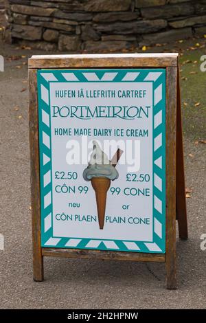 Portmeirion panneau de crème glacée à base de produits laitiers extérieur Caffii No 6 dans le village de Portmeirion, Gwynedd, au nord du pays de Galles - village touristique Banque D'Images