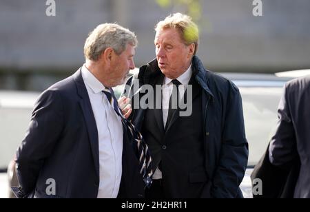 L'ancien directeur de Tottenham Hotspur Harry Redknapp (à droite) arrive avant les funérailles au crématorium de Chelmsford.L'ancien attaquant Jimmy Greaves est décédé à l'âge de 81 ans le 19 septembre.Il détient le record de 266 buts pour Tottenham Hotspur, 357 buts dans le football anglais de haut vol, et a marqué un record de six tours de chapeau pour l'Angleterre.Date de la photo: Vendredi 22 octobre 2021. Banque D'Images