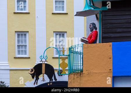 Village de Portmeirion, Gwynedd, pays de Galles du Nord - statue de la prédication de Saint-Pierre et panneau de mouflons noirs sur Toll House - village touristique Banque D'Images