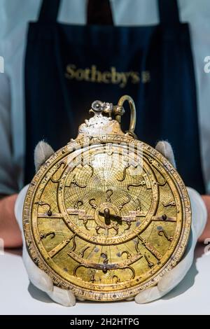 Londres, Royaume-Uni.22 octobre 2021.Un grand Astrolabe en laiton, signé par Muhammad ibn Ahmad al-Battuti, Maroc, en date du 1141 AH/1728-29 AD, estimation: 400,000-600,000 GBP - Aperçu pour les arts du monde islamique et la vente de l'Inde à Sotheby's Londres.Plus de 1,000 ans d'objets historiques, de peintures et de manuscrits seront vendus le 27 octobre.Crédit : Guy Bell/Alay Live News Banque D'Images