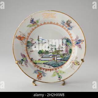 Grande assiette, 1796/1810.Paysage chinois entouré par des représentations des huit Immortels chinois de la religion taoïste, avec des initiales en or entinées DW/MC.La plaque faisait partie d'un grand service de dîner fait pour le mariage de 1796 du politicien de New York DeWitt Clinton (1769-1828) et de Maria Franklin (1775-1818).Fabriqué en Chine pour le marché américain. Banque D'Images