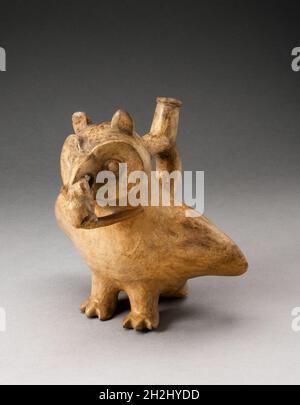 Poignée du bec en forme de hibou Eating a Mouse, 100 B.C./A.D.500. Banque D'Images