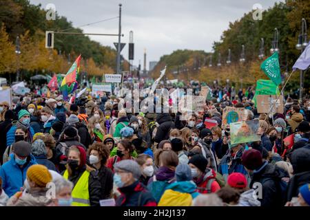 Berlin, Allemagne.22 octobre 2021.Des milliers de personnes prennent part aux actions de protestation de l'initiative de protection du climat "Fridays for future" en face de la porte de Brandebourg.Les journées d'action 'Justice.Jetzt' ('Justice.Now'), par exemple, Ende Gelände, Sea-Watch, Aktionsbündnis Antirassismus,La rébellion de l'extinction et l'initiative Mietenwahnsinn.Credit: Philipp Znidar/dpa/Alamy Live News Banque D'Images