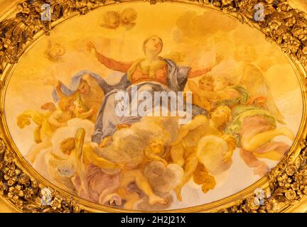 ROME, ITALIE - 1er SEPTEMBRE 2021 : le plafond baroque fresque d'Assumptin l'église Chiesa di Santa Maria à Campitelli. Banque D'Images