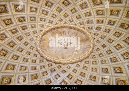 ROME, ITALIE - 1er SEPTEMBRE 2021 : le plafond baroque fresque de l'Esprit Saint dans la chapelle latérale de l'église Chiesa di Santa Maria à Campitelli. Banque D'Images