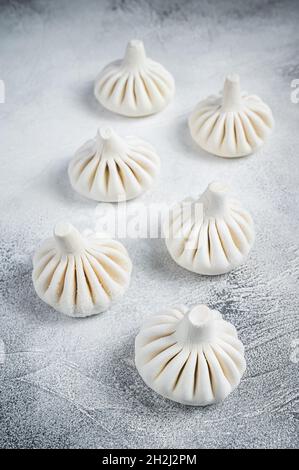 Georgian Raw, boulonnage de Khinkali avec de la viande. Arrière-plan blanc. Vue de dessus Banque D'Images