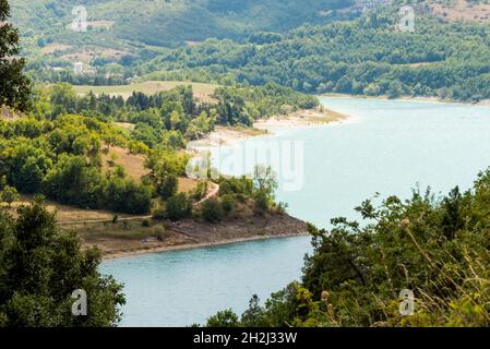 Lac artificiel de Fiastra dans la région des Marches Banque D'Images