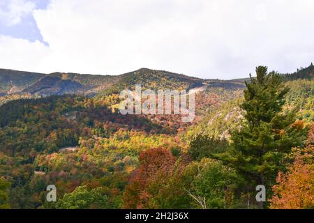 Vue lointaine sur les montagnes dans les Adirondacks de New York avec Foliage d'automne lumineux au premier plan Banque D'Images