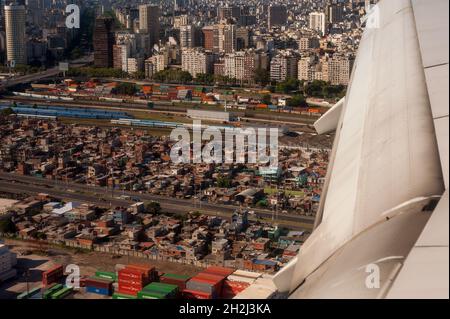 La ville de Buenos Aires et la Villa 31, ione des plus grands bidonvilles du pays, vu d'un avion Banque D'Images