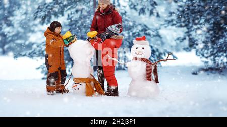 Mère et ses enfants jouant dans le parc d'hiver Banque D'Images