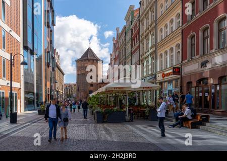 Danzig, Pologne - 2 septembre 2021 : les touristes apprécient la visite et la visite du long marché dans le centre historique de Danzig Banque D'Images