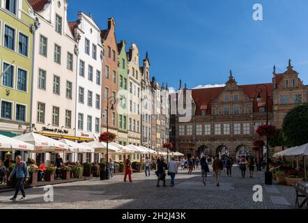 Danzig, Pologne - 2 septembre 2021 : les touristes apprécient la visite et la visite du long marché dans le centre historique de Danzig Banque D'Images