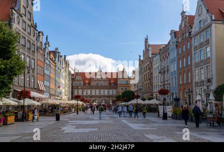 Danzig, Pologne - 2 septembre 2021 : les touristes apprécient la visite et la visite du long marché dans le centre historique de Danzig Banque D'Images