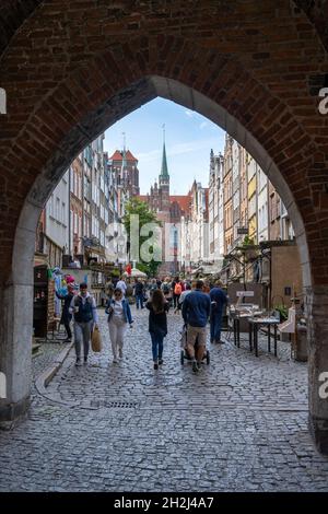 Danzig, Pologne - 2 septembre 2021 : les touristes apprécient la visite et la visite du long marché dans le centre historique de Danzig Banque D'Images