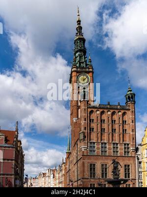 Danzig, Pologne - 2 septembre 2021 : vue sur le long marché et l'hôtel de ville dans le centre historique de Gdansk Banque D'Images